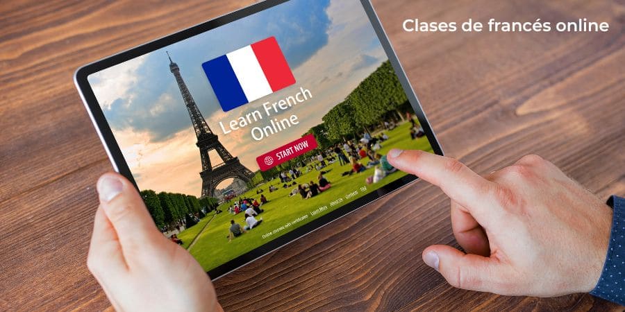 Estudiante accediendo a una clase online de francés